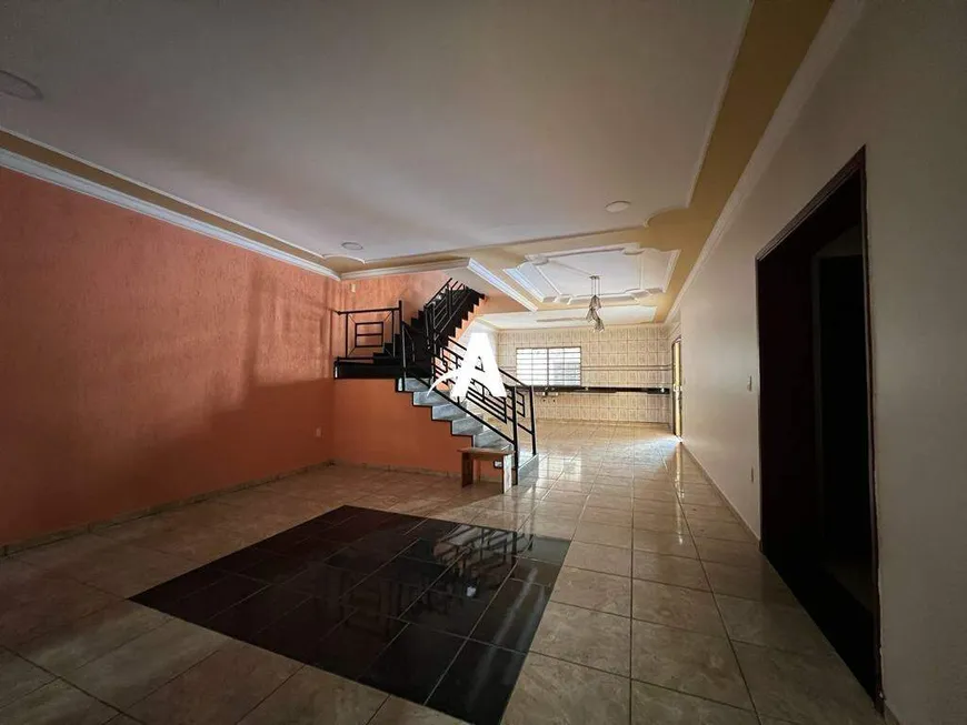 Foto 1 de Casa com 6 Quartos à venda, 280m² em Marta Helena, Uberlândia