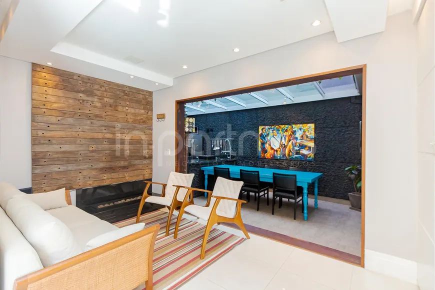 Foto 1 de Casa de Condomínio com 3 Quartos à venda, 225m² em Jardim Social, Curitiba