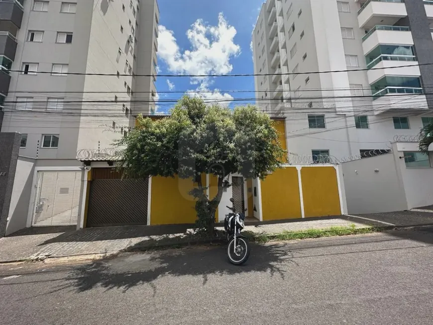Foto 1 de Sobrado com 4 Quartos para alugar, 280m² em Santa Mônica, Uberlândia