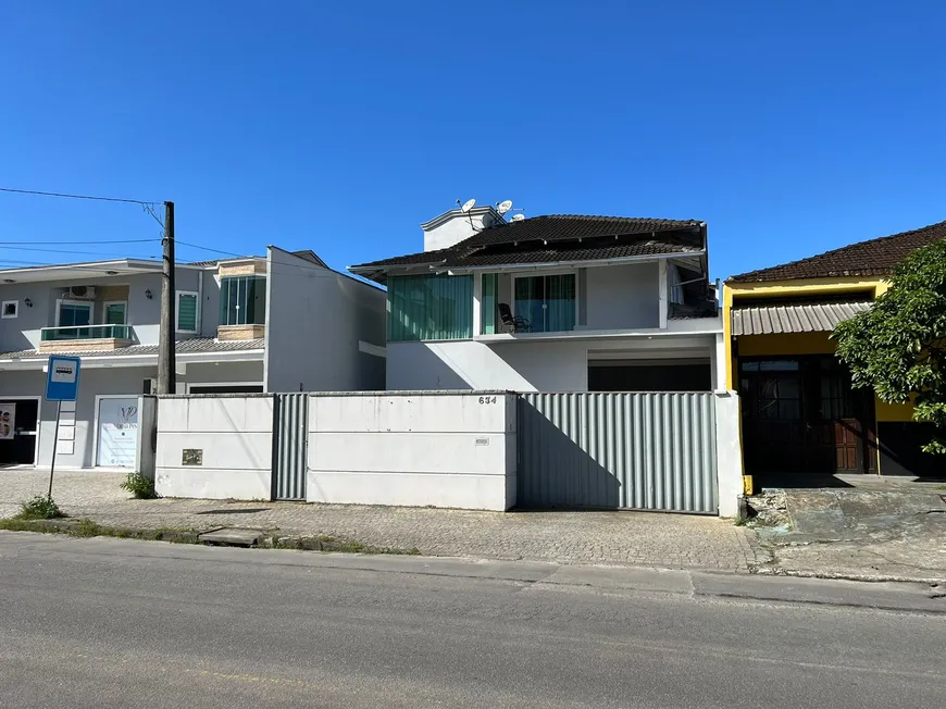 Foto 1 de Sobrado com 3 Quartos para venda ou aluguel, 420m² em Jardim Iririú, Joinville