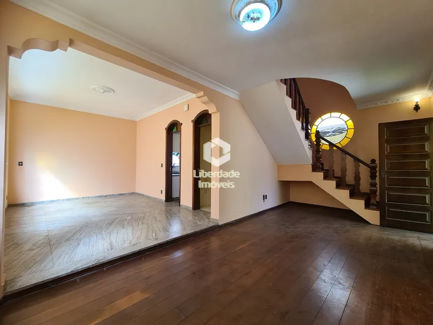 Foto 1 de Casa com 4 Quartos à venda, 218m² em Caiçaras, Belo Horizonte