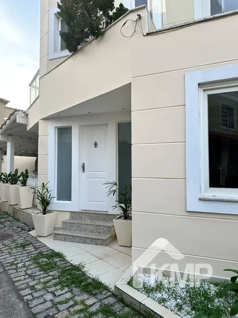 Foto 1 de Casa de Condomínio com 4 Quartos para alugar, 253m² em Barra da Tijuca, Rio de Janeiro