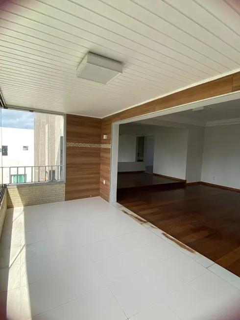 Foto 1 de Apartamento com 4 Quartos à venda, 182m² em Ondina, Salvador