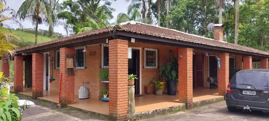 Foto 1 de Fazenda/Sítio com 3 Quartos à venda, 318m² em Jardim Das Palmeiras, Juquitiba