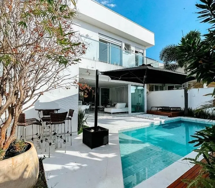 Foto 1 de Casa de Condomínio com 6 Quartos à venda, 378m² em Condominio Gavea Paradiso, Uberlândia