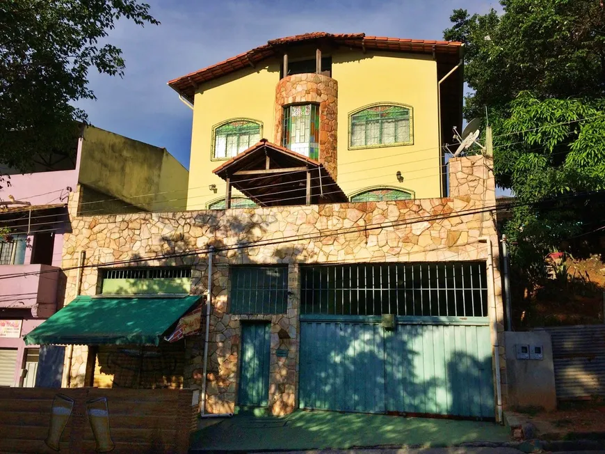 Foto 1 de Casa com 4 Quartos à venda, 240m² em São Geraldo, Belo Horizonte