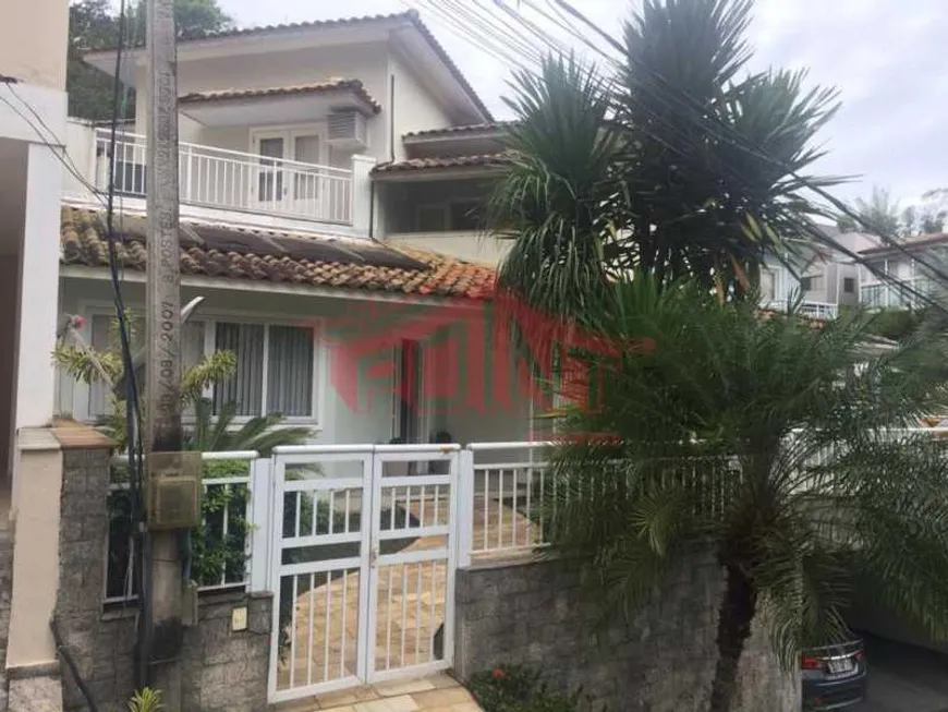 Foto 1 de Casa de Condomínio com 3 Quartos à venda, 230m² em Maria Paula, São Gonçalo