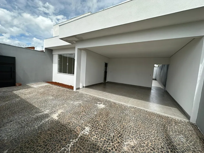 Foto 1 de Casa com 3 Quartos à venda, 132m² em Laranjeiras, Uberlândia