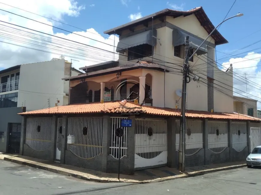 Foto 1 de Sobrado com 5 Quartos à venda, 240m² em Riacho Fundo I, Brasília