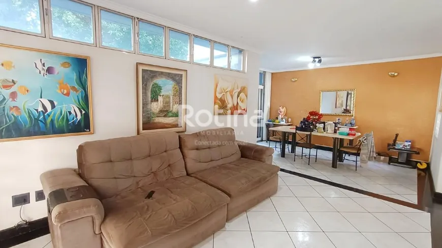 Foto 1 de Casa com 4 Quartos à venda, 234m² em Centro, Uberlândia