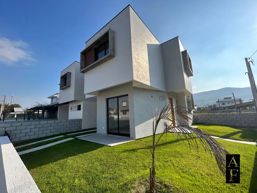 Foto 1 de Sobrado com 3 Quartos à venda, 91m² em Areias de Palhocinha, Garopaba