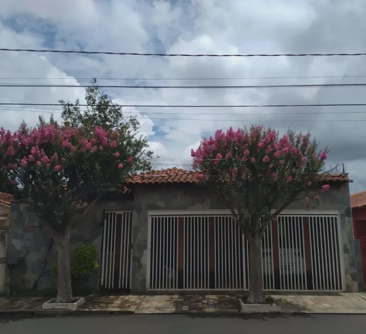 Foto 1 de Casa com 3 Quartos à venda, 190m² em Jardim São João Batista, São Carlos