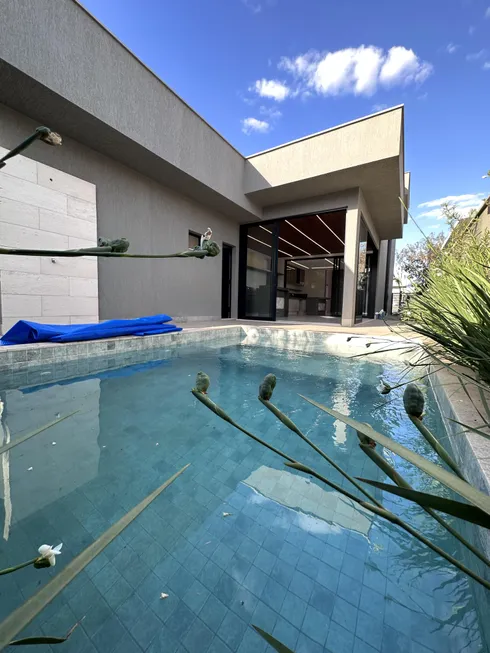 Foto 1 de Casa de Condomínio com 4 Quartos para venda ou aluguel, 233m² em PORTAL DO SOL GREEN, Goiânia