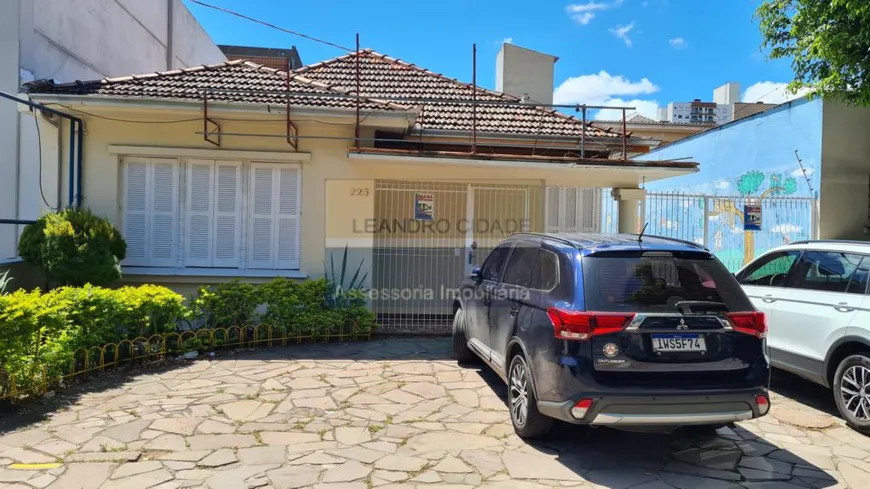 Foto 1 de Casa com 3 Quartos à venda, 240m² em Santa Maria Goretti, Porto Alegre