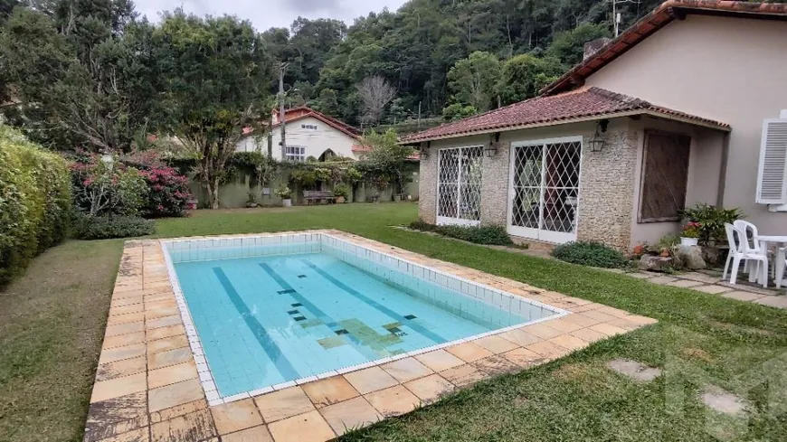 Foto 1 de Casa com 3 Quartos à venda, 200m² em Nogueira, Petrópolis