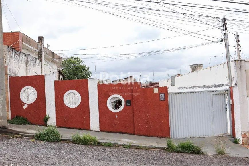 Foto 1 de Casa com 4 Quartos para alugar, 180m² em Lidice, Uberlândia