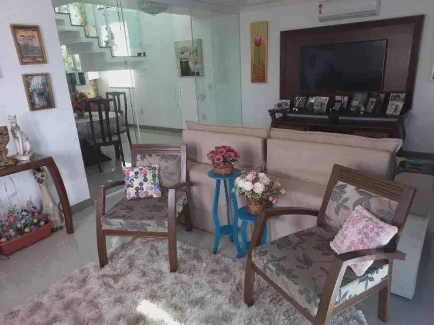 Foto 1 de Casa de Condomínio com 3 Quartos à venda, 238m² em Vale dos Cristais, Macaé