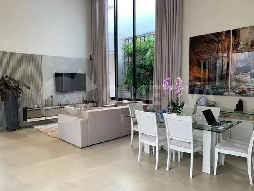 Foto 1 de Casa com 3 Quartos à venda, 205m² em Santa Mônica, Uberlândia