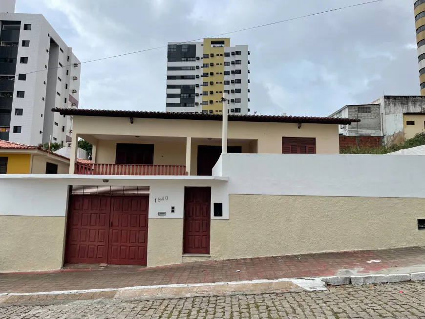 Foto 1 de Casa com 3 Quartos à venda, 215m² em Candelária, Natal