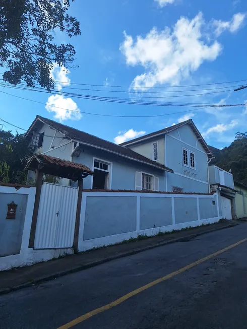 Foto 1 de Casa com 4 Quartos à venda, 200m² em Mosela, Petrópolis