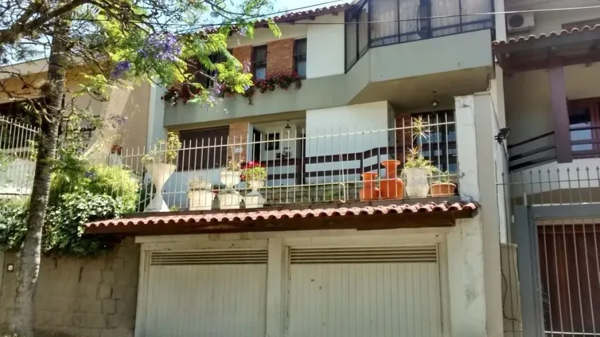 Foto 1 de Casa com 4 Quartos à venda, 259m² em Chácara das Pedras, Porto Alegre