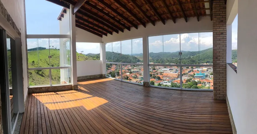 Foto 1 de Sobrado com 3 Quartos à venda, 273m² em Centro, Guararema