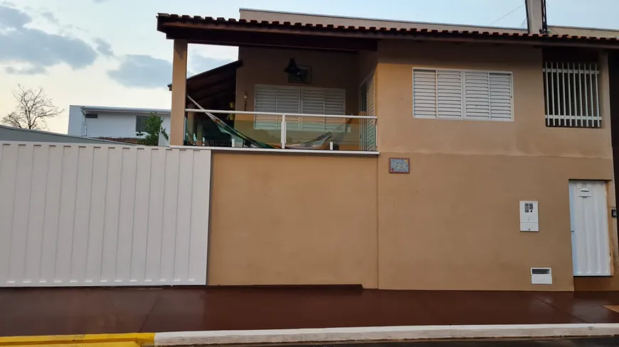 Foto 1 de Casa com 3 Quartos à venda, 200m² em Centro, Rifaina