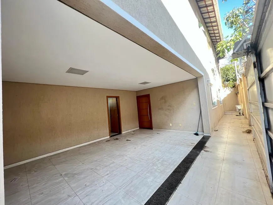 Foto 1 de Casa com 3 Quartos à venda, 223m² em Minascaixa, Belo Horizonte