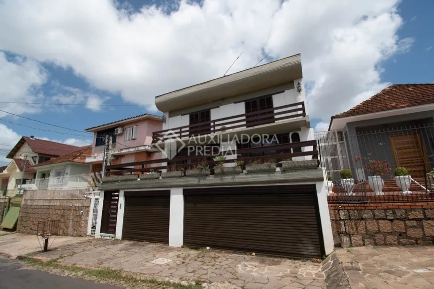 Foto 1 de Casa com 4 Quartos à venda, 310m² em Passo da Areia, Porto Alegre