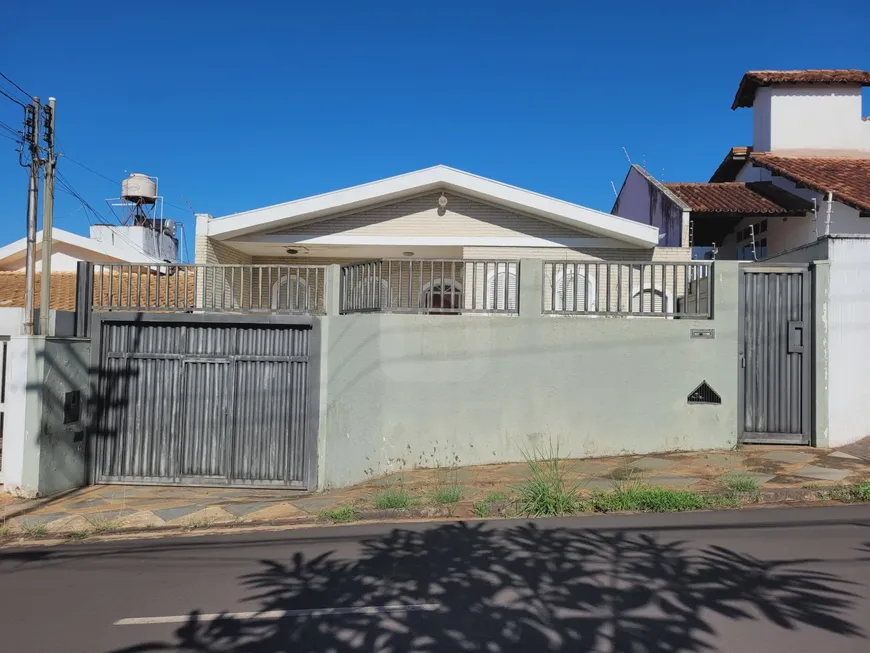 Foto 1 de Casa com 3 Quartos para alugar, 200m² em Maracanã, Uberlândia