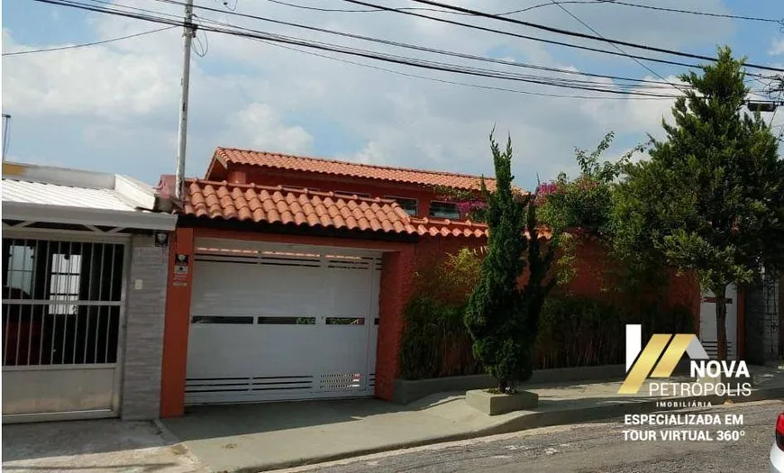 Foto 1 de Sobrado com 4 Quartos à venda, 222m² em Vila Vitoria, Santo André