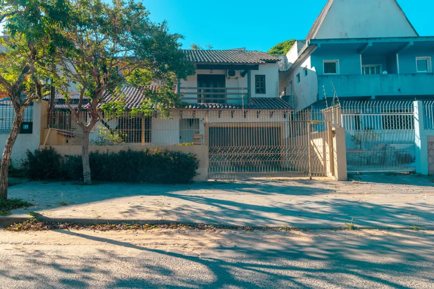 Foto 1 de Casa com 3 Quartos à venda, 240m² em Teresópolis, Porto Alegre