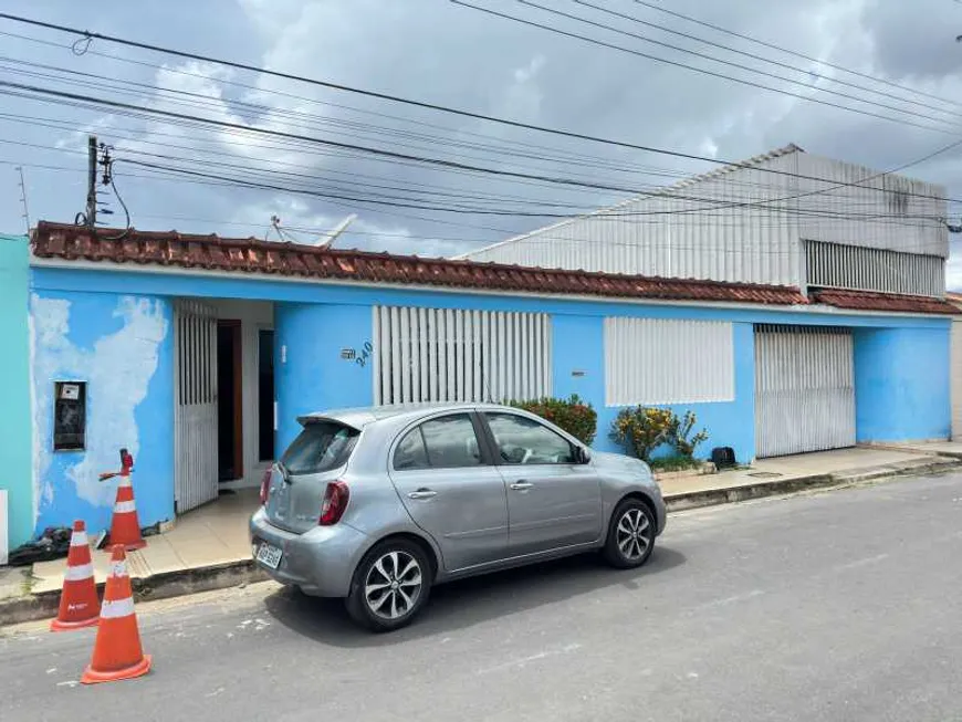 Foto 1 de Casa com 4 Quartos para venda ou aluguel, 280m² em Flores, Manaus
