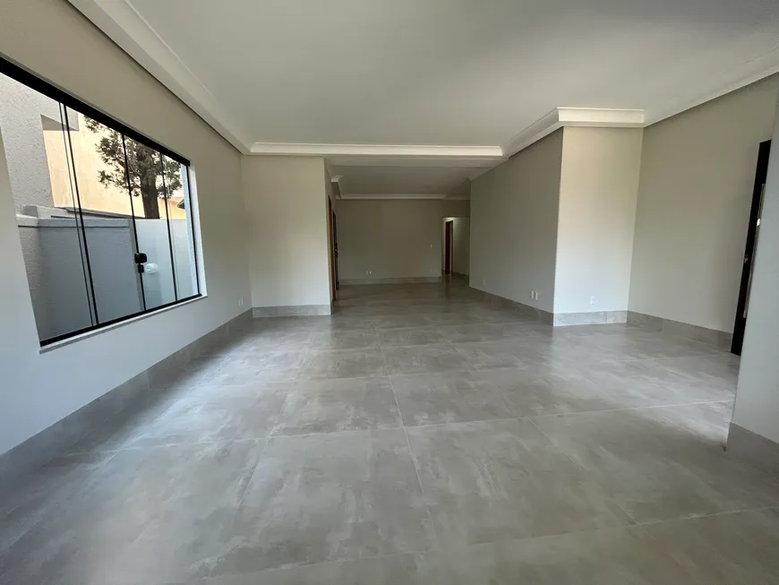 Foto 1 de Casa de Condomínio com 4 Quartos à venda, 236m² em Jardins Madri, Goiânia