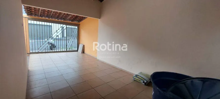 Foto 1 de Casa com 3 Quartos para alugar, 120m² em Santa Mônica, Uberlândia