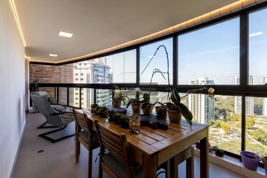 Foto 1 de Apartamento com 4 Quartos à venda, 193m² em Villaggio Panamby, São Paulo