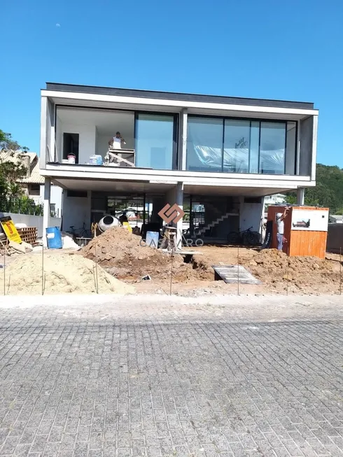 Foto 1 de Casa com 3 Quartos à venda, 263m² em Jurerê, Florianópolis