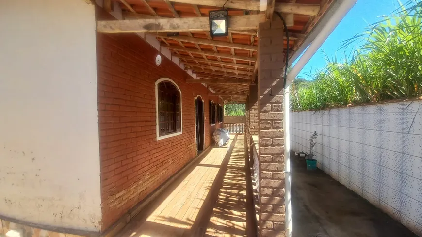 Foto 1 de Fazenda/Sítio com 3 Quartos à venda, 250m² em Centro, Dom Viçoso