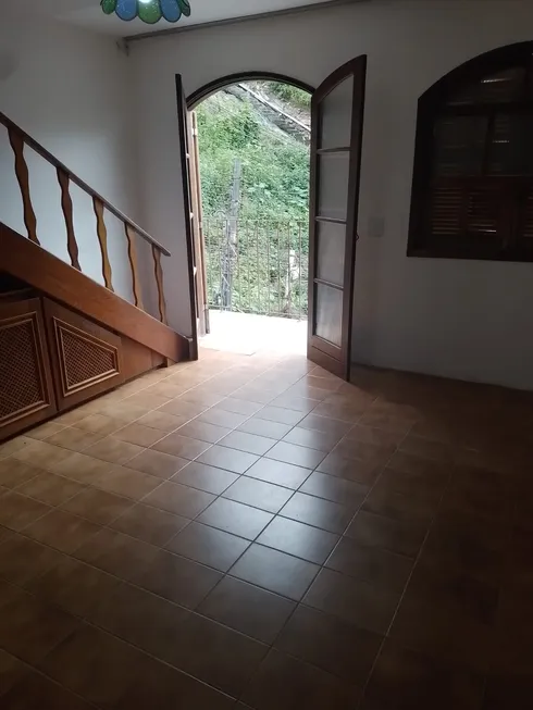 Foto 1 de Casa com 2 Quartos para alugar, 60m² em Barra do Imbuí, Teresópolis