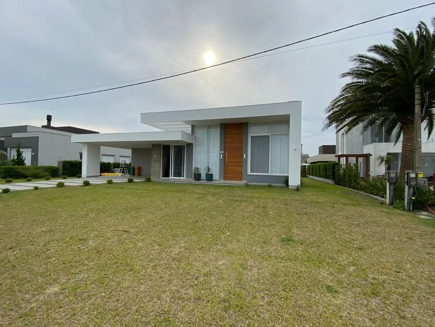 Foto 1 de Casa de Condomínio com 4 Quartos à venda, 250m² em Atlantida Sul, Osório