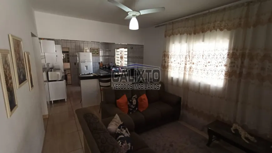 Foto 1 de Casa com 2 Quartos à venda, 175m² em Jardim das Palmeiras, Uberlândia