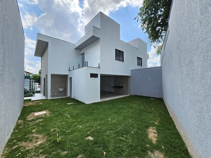 Foto 1 de Casa com 3 Quartos à venda, 220m² em Castelo, Belo Horizonte