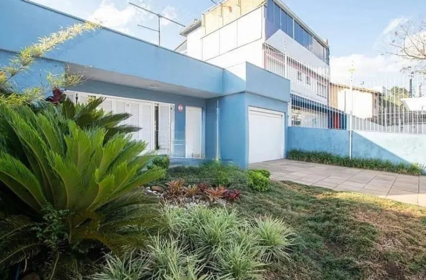 Foto 1 de Casa com 3 Quartos para alugar, 190m² em Passo da Areia, Porto Alegre