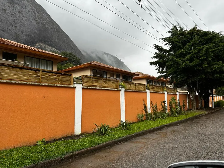 Foto 1 de Casa de Condomínio com 4 Quartos à venda, 270m² em Fazenda Inglesa, Petrópolis