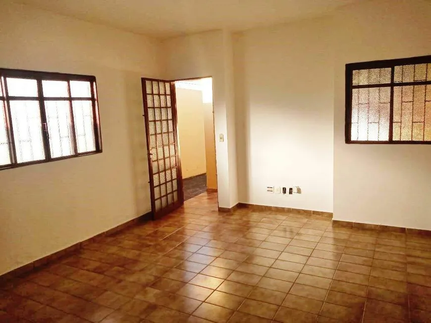 Foto 1 de Casa com 3 Quartos para alugar, 140m² em Santa Mônica, Uberlândia