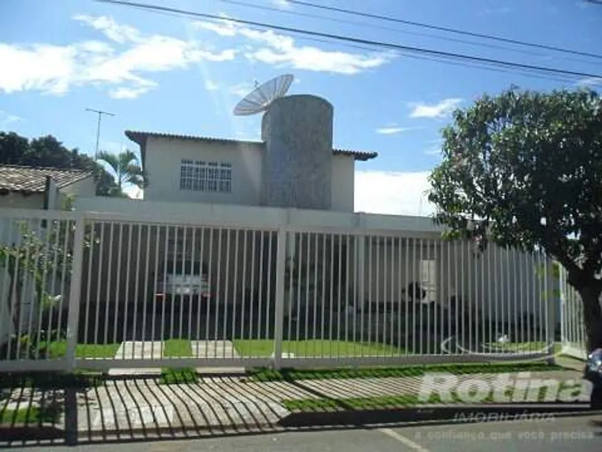 Foto 1 de Casa com 4 Quartos à venda, 256m² em Umuarama, Uberlândia