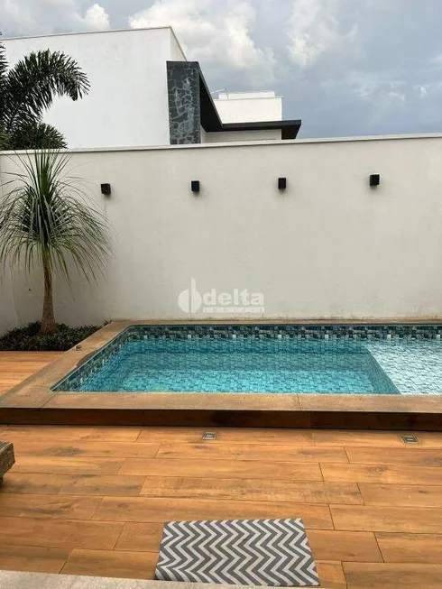 Foto 1 de Casa de Condomínio com 3 Quartos à venda, 209m² em Laranjeiras, Uberlândia