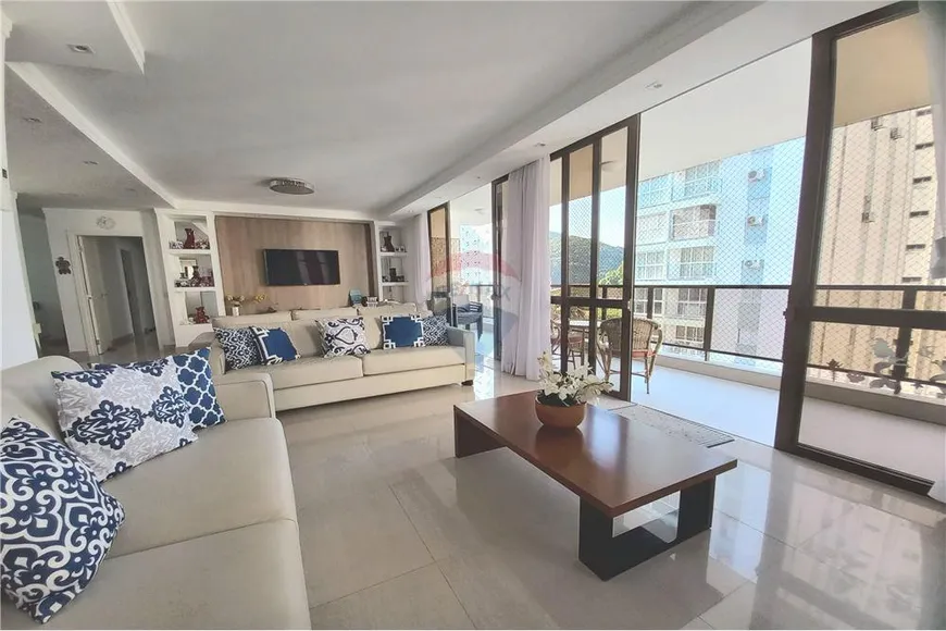 Foto 1 de Apartamento com 6 Quartos à venda, 213m² em Centro, Guarujá