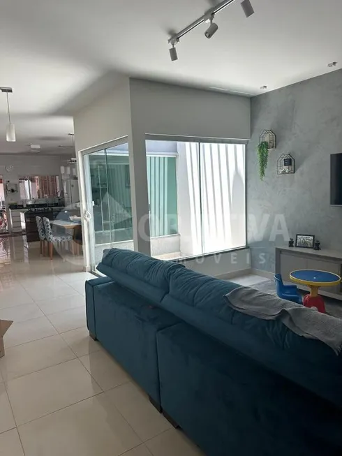 Foto 1 de Casa com 3 Quartos à venda, 166m² em Jardim Europa, Uberlândia