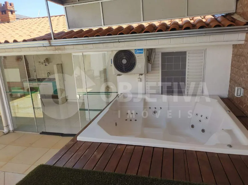 Foto 1 de Casa com 3 Quartos à venda, 220m² em Santa Mônica, Uberlândia